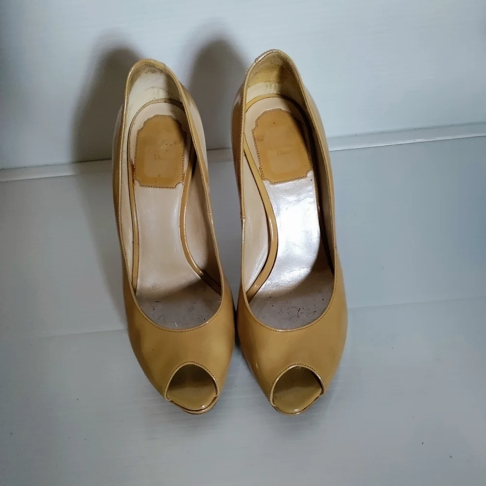 DIOR BEIGE PATENT LEATHER PEEP TOE PUMPS size 36